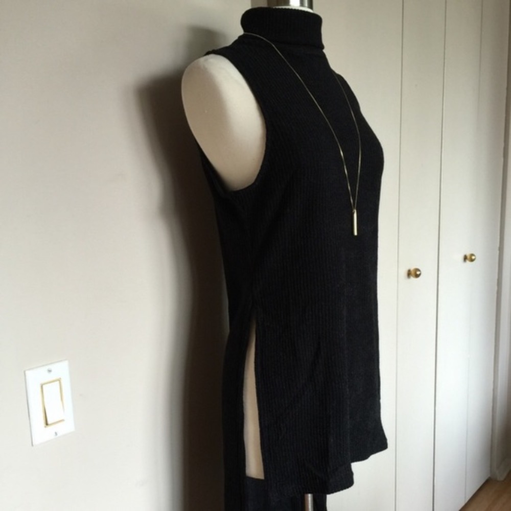Sleeveless Turtleneck High Low Ribbed Tunic Top - Picture 4 of 6